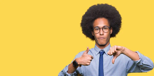 Jonge Afro Amerikaanse Zakenman Met Afro Haar Bril Doen Duimen — Stockfoto