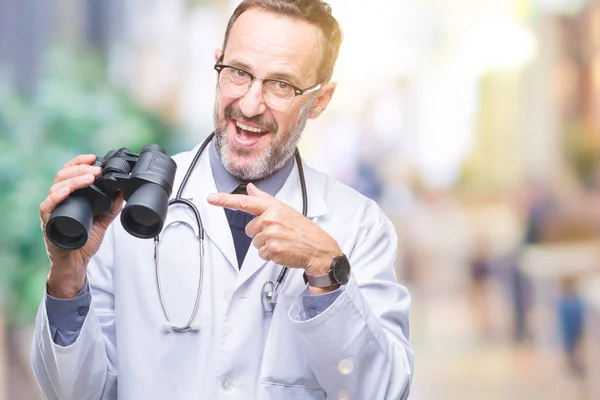 双眼鏡分離背景の手と指で指している非常に満足を見て中年先輩の白髪医師男性 — ストック写真