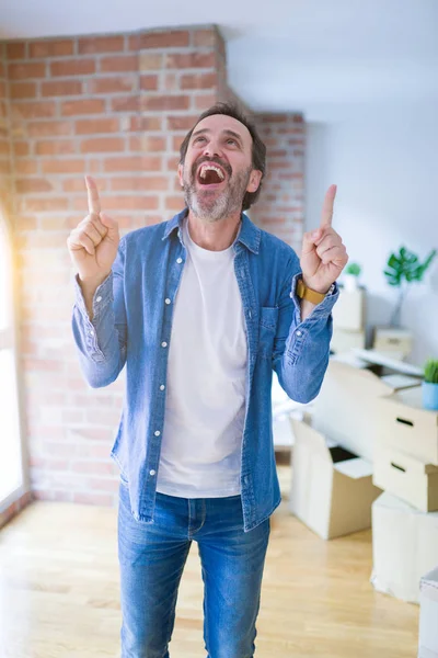 Medelålders Senior Man Flyttar Till Ett Nytt Hus Förpackning Kartong — Stockfoto