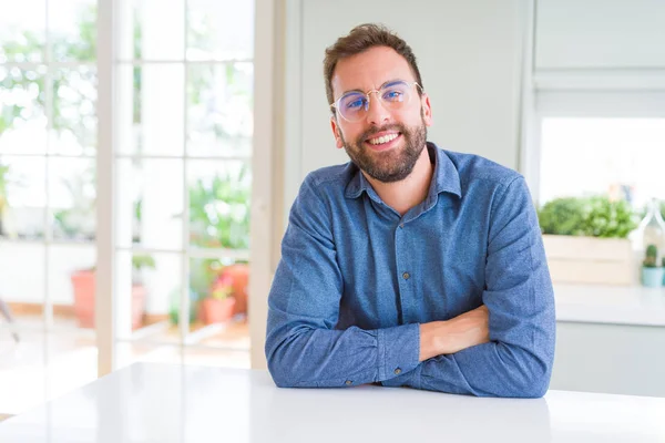 Schöner Mann Mit Brille Und Entspanntem Lächeln Die Kamera — Stockfoto