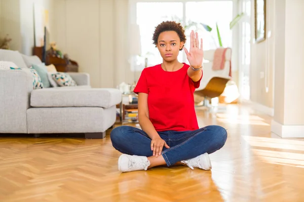 Jeune Belle Femme Afro Américaine Assise Sur Sol Maison Faisant — Photo