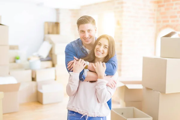 Beautiful Young Couple Moving New Home Standing New Aparment Cardboard — Stock Photo, Image