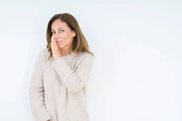 Hermosa Mujer Mediana Edad Sobre Fondo Aislado Mano Boca Diciendo — Foto de Stock