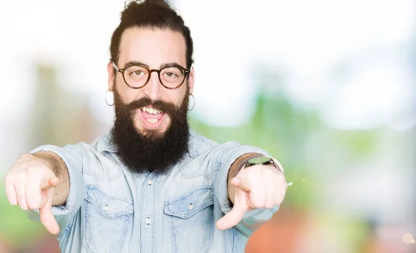 Joven Hipster Hombre Con Pelo Largo Barba Con Gafas Señalando —  Fotos de Stock