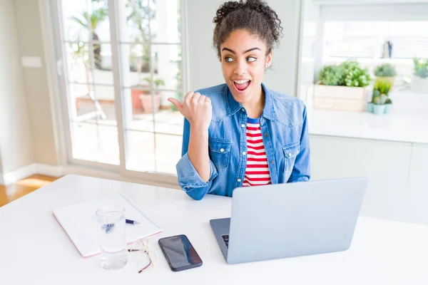 Joven Afroamericana Estudiante Mujer Usando Computadora Portátil Señalando Mostrando Con — Foto de Stock