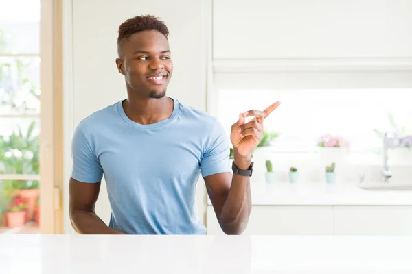 Charmant Homme Afro Américain Portant Shirt Décontracté Maison Avec Grand — Photo