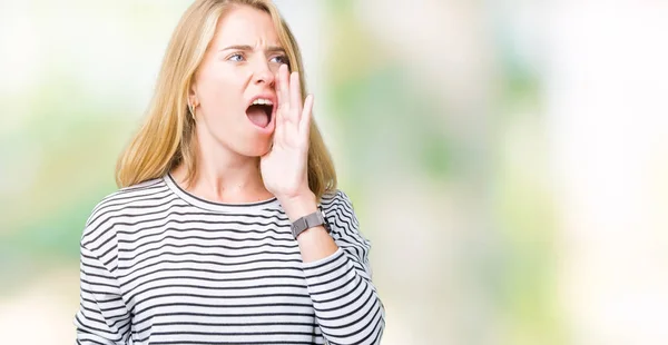 Mulher Bonita Usando Listras Camisola Sobre Fundo Isolado Gritando Gritando — Fotografia de Stock