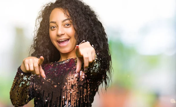 Joven Chica Hermosa Con Pelo Rizado Con Vestido Fiesta Noche —  Fotos de Stock