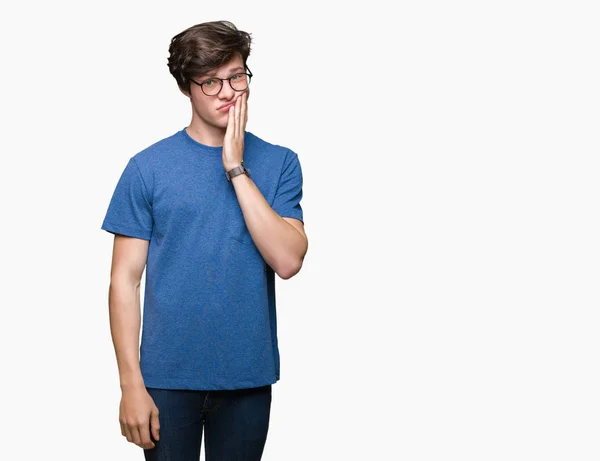 Mladý Pohledný Muž Nosí Brýle Nad Izolované Pozadí Myšlení Pohledu — Stock fotografie