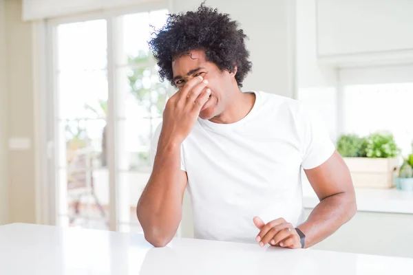 Ung Afrikansk Amerikansk Man Bär Casual Vit Shirt Sitter Hemma — Stockfoto