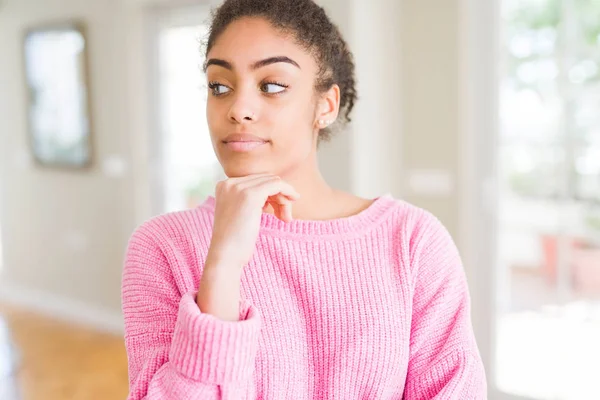 Vackra Unga Afroamerikanska Kvinna Med Afro Hår Med Hand Hakan — Stockfoto