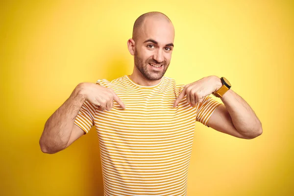 Jovem Careca Com Barba Vestindo Camiseta Listrada Casual Sobre Fundo — Fotografia de Stock