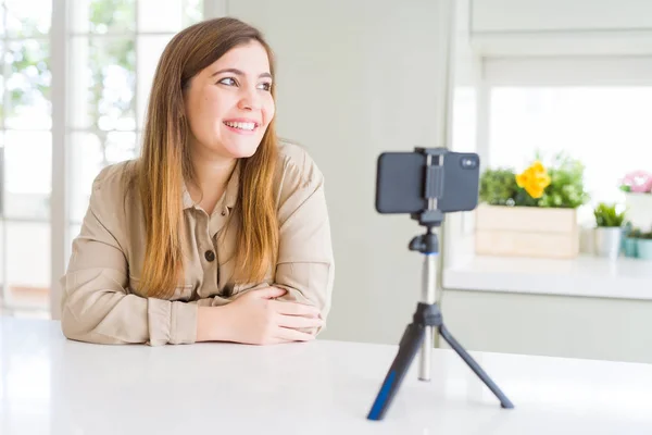Όμορφη Νεαρή Γυναίκα Κάνει Online Κλήση Βίντεο Χρησιμοποιώντας Smartphone Webcam — Φωτογραφία Αρχείου