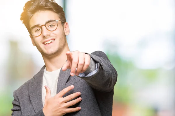 Junger Geschäftsmann Mit Brille Über Isoliertem Hintergrund Der Über Dich — Stockfoto