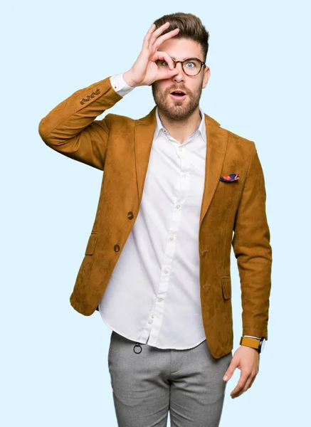 Jovem Homem Negócios Bonito Usando Óculos Fazendo Gesto Chocado Com — Fotografia de Stock