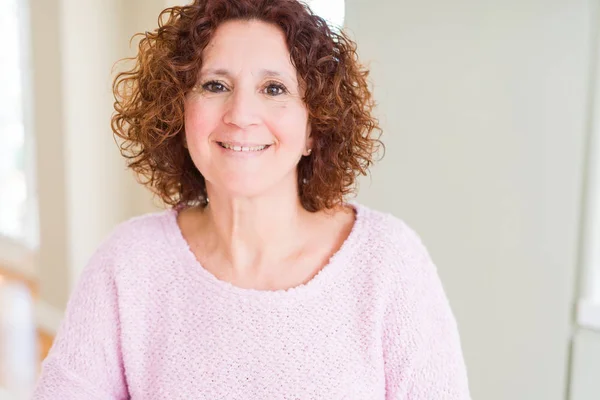 Hermosa Mujer Mayor Con Suéter Rosa Con Una Sonrisa Feliz —  Fotos de Stock