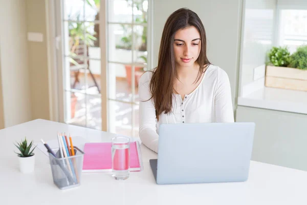 Schöne Junge Studentin Studiert Für Die Universität Mit Laptop Und — Stockfoto