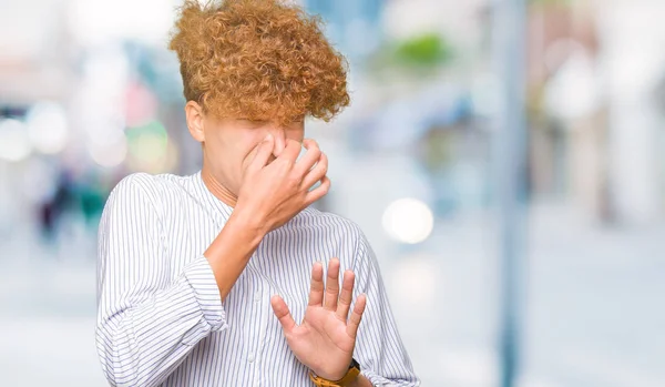 Giovane Uomo Affari Bello Con Capelli Afro Indossa Camicia Elegante — Foto Stock