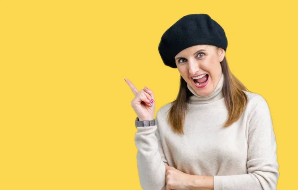 Middelbare Leeftijd Volwassen Vrouw Winter Trui Baret Dragen Geïsoleerde Achtergrond — Stockfoto