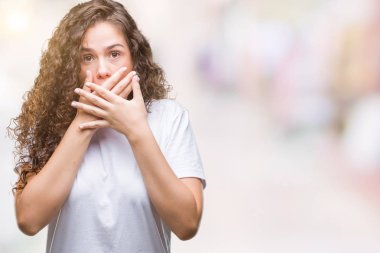 Güzel esmer kıvırcık saçlı Genç kız üzerinde rahat t-shirt giyen arka plan ağız hata için elleriyle kapsayan şok izole. Gizli kavramı.