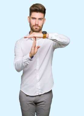 Genç yakışıklı iş adamı yapıyor zaman aşımı jest elle, sinirli ve ciddi bir yüz