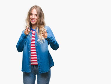 Güzel sarışın genç kadın için fotoğraf makinesi ile mutlu ve komik yüz parmakları işaret izole arka plan üzerinde. İyi enerji ve vibes.