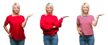 Izole arka plan üzerinde rahat kırmızı giyen güzel sarışın kadın kolaj neşeli sunan gülümseyerek ve kameraya bakarak avuç içi ile işaret.