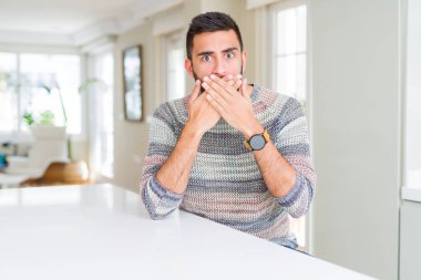 Evde rahat kazak giyen İspanyol yakışıklı kapsayan ağız elle hata için şok. Gizli kavramı.