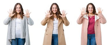 Izole arka plan üzerinde kış ceket giyen güzel artı boyutu kadın Kolaj gösteren ve emin ve mutlu gülümserken parmakları on numara ile işaret.