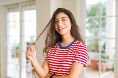 Güzel esmer kadın neşeli, mutlu ve olumlu görünümlü gülümseyen