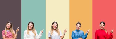 Yüzünde büyük bir gülümseme ile renkli vintage izole arka plan üzerinde genç güzel kadın kolaj, kameraya bakarak yan el ve parmak ile işaret.