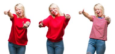 Elle olumlu jest yaptığını onaylayan izole arka plan üzerinde rahat kırmızı giyen güzel sarışın kadın kolaj, gülümseyerek ve başarı için mutlu başparmak. Kameraya bakmak, kazanan jest.