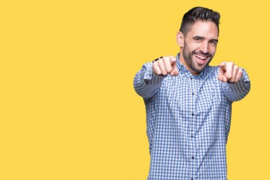 İzole genç yakışıklı adam arka plan size işaret ve parmaklar, kamerayla olumlu ve neşeli gülümseyen