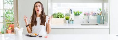 Teslim deli ve deli bağırarak ve agresif ifade ve kollar kaldırdı bağırarak asya suşi yiyen güzel genç kadın geniş açılı resim. Hayal kırıklığı kavramı.