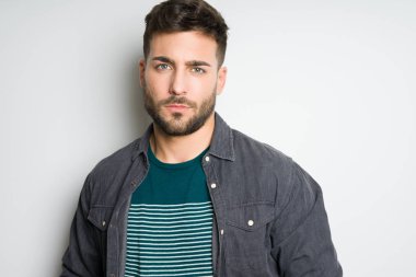 Yakışıklı delikanlı possing ve modelleme gri izole backg üzerinde