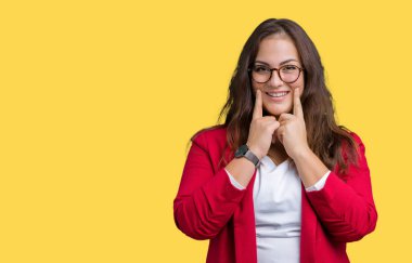 Artı boyutu genç iş kadını zarif ceket ve gözlük izole arka plan üzerinde giyen güzel açık ağız, neşeli zorlama ve işaret parmakları ile gülen gülümse