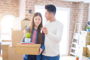 Genç Asya çift tutan Keys bu yeni ev, gülümseyen mutlu ve heyecanlı Moving için bir yeni daire