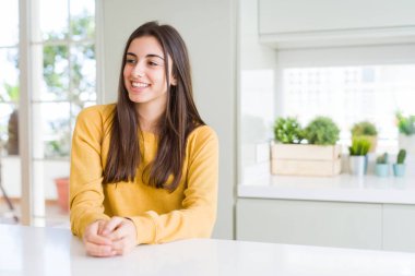 Sarı kazak uzak tarafına gülümseme ile yüzünde, doğal ifade arıyorum giyen güzel genç kadın. Kendine güvenen gülüyor.