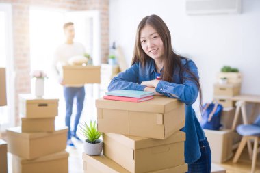 Güzel genç Asyalı Çift mutlu görünümlü, yeni bir eve hareket heyecanlı gülümseyen genç kadın