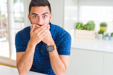 Evde yakışıklı İspanyol kapsayan ağız elle hata için şok. Gizli kavramı.