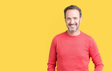 Yüzünde mutlu ve güzel bir gülümseme ile izole arka plan üzerinde kış kazak giymiş yakışıklı orta yaş ağarmış komuta sizde. Şanslı kişi.