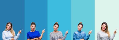 Mavi çizgili izole arka plan üzerinde genç güzel kadın kolaj yüzünde büyük bir gülümseme ile arka plan, kameraya bakarak yan el ve parmak ile işaret.