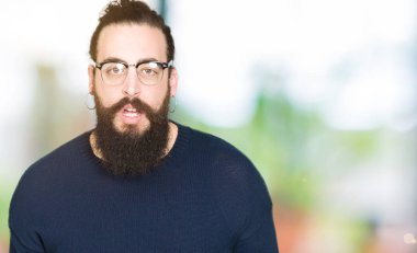 Uzun saç ve sakal korkuyor ve şok sürpriz ifade, korku ve heyecan yüz ile gözlüklü genç hipster adamla.