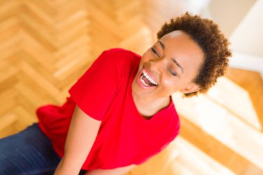 Emin gülümseyen güzel genç Afro-Amerikan kadın 