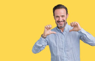 Yakışıklı orta yaş zarif komuta sizde yüzünde gülümseme ile kendinden emin görünüyorsun, kendini gururlu ve mutlu parmakları ile işaret izole arka plan üzerinde.