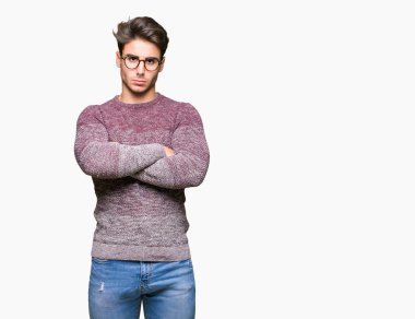 İzole arka plan şüpheci ve sinir, onaylamayan ifade yüz çapraz kolları üzerinde gözlük takan yakışıklı delikanlı. Negatif kişi.