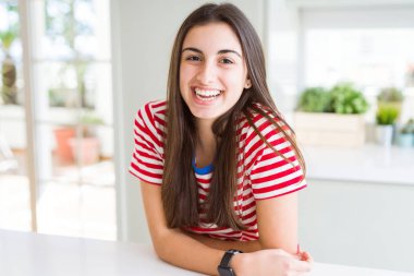 Güzel genç esmer kadın yüz gösteren büyük bir gülümseme ile kamera bakıyor neşeli gülümseyen