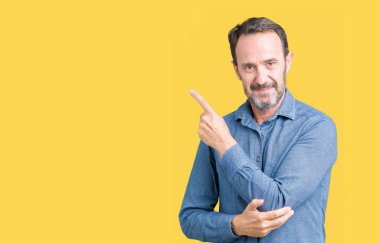 Yakışıklı orta yaş zarif komuta sizde izole üzerinden reklam, ciddi ve sakin yüz gösterilen yan el parmak ile işaret arka plan