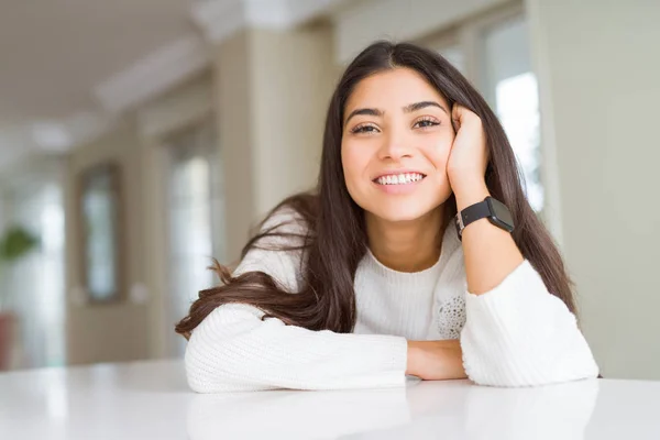 Mulher Morena Bonita Sorrindo Alegre Com Grande Sorriso Olhando Positivo — Fotografia de Stock