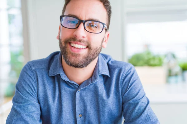 Hombre Guapo Con Gafas Sonriendo Relajado Cámara —  Fotos de Stock